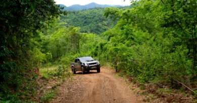 Ventas de pickups: camioneta 4x4 moderna en una ruta