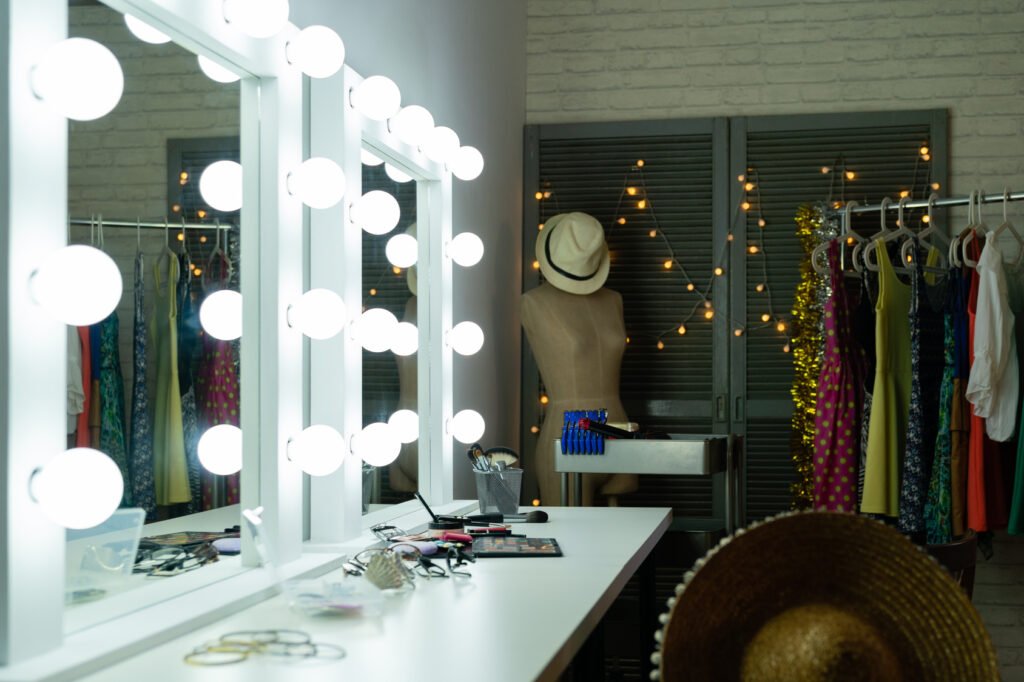 Piñón Fijo: camarín de teatro con espejo iluminado