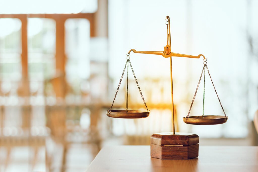balanza de la justicia sobre un escritorio, Pity Álvarez