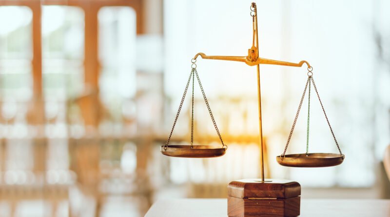 balanza de la justicia sobre un escritorio, Pity Álvarez
