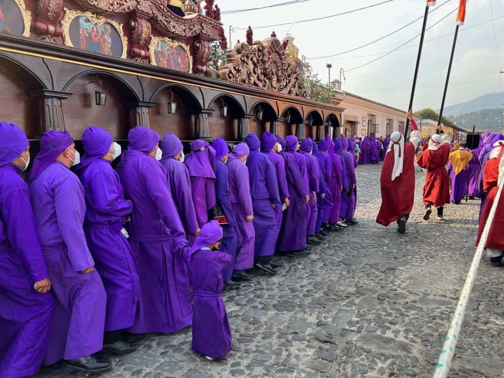 pobreza en Argentina: procesión religiosa con fieles de fe popular