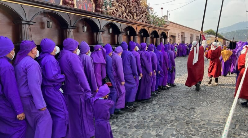 pobreza en Argentina: procesión religiosa con fieles de fe popular