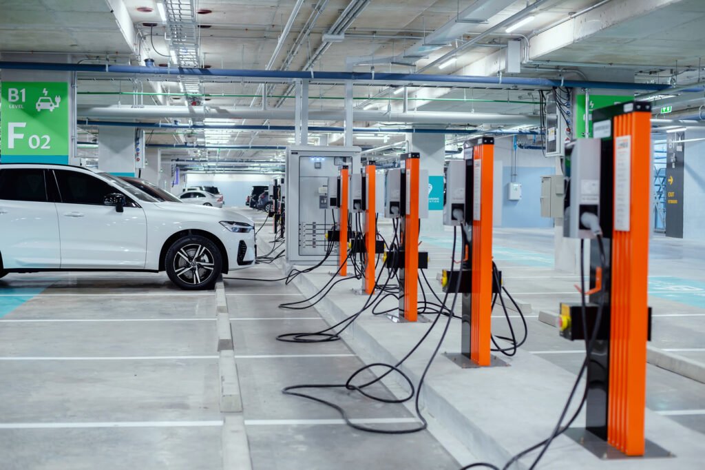 Porsche Cayenne Eléctrico: SUV eléctrico cargando en la ciudad
