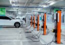 Porsche Cayenne Eléctrico: SUV eléctrico cargando en la ciudad