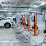 Porsche Cayenne Eléctrico: SUV eléctrico cargando en la ciudad