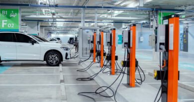 Porsche Cayenne Eléctrico: SUV eléctrico cargando en la ciudad