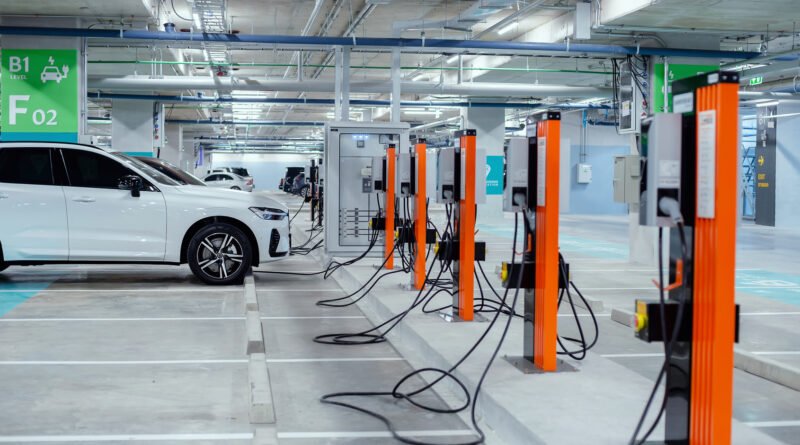 Porsche Cayenne Eléctrico: SUV eléctrico cargando en la ciudad