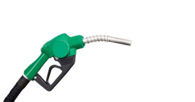 precio de la nafta: pico de surtidor con una última gota de combustible