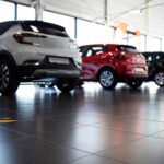 precios de Toyota: autos 0km exhibidos en el salón de una concesionaria