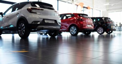 precios de Toyota: autos 0km exhibidos en el salón de una concesionaria