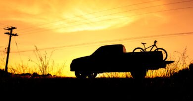 precios de pickups: camioneta pickup en un camino rural al atardecer