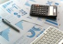 Presupuesto 2027: calculadora, planillas y lapicera sobre un escritorio