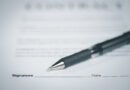 Presupuesto 2027: firma de un documento con lapicera