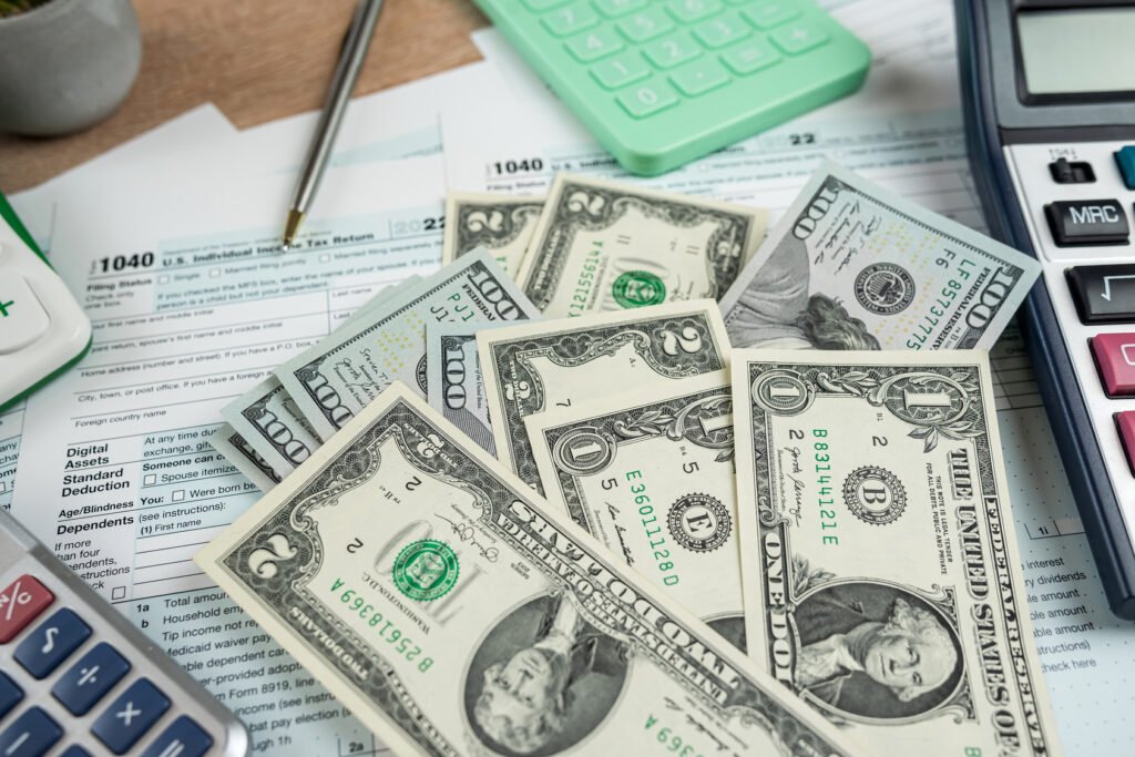 programa financiero 2027: billetes de dólar y calculadora sobre un escritorio