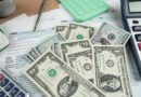 programa financiero 2027: billetes de dólar y calculadora sobre un escritorio