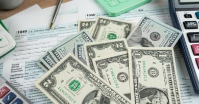 programa financiero 2027: billetes de dólar y calculadora sobre un escritorio