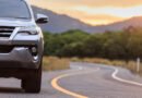 Proyecto Saga: SUV moderno plateado estacionado en la calle