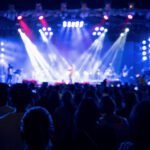 recitales en Argentina: multitud en un recital frente a luces de escenario de colores