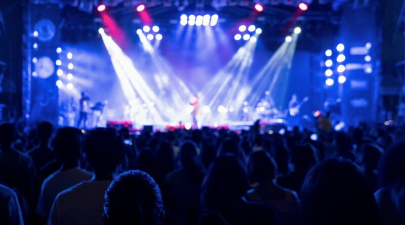 recitales en Argentina: multitud en un recital frente a luces de escenario de colores
