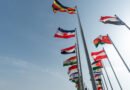 reunión Milei Landau: banderas de países en cooperación internacional
