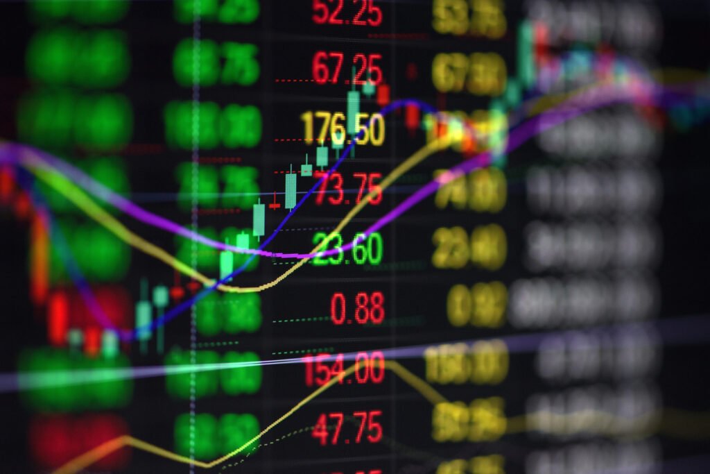 riesgo país: pantalla con gráficos de bolsa y velas del mercado financiero