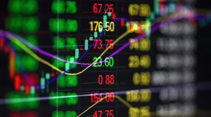 riesgo país: pantalla con gráficos de bolsa y velas del mercado financiero
