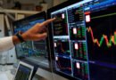 riesgo país: operador analizando gráficos bursátiles en una pantalla