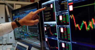 riesgo país: operador analizando gráficos bursátiles en una pantalla