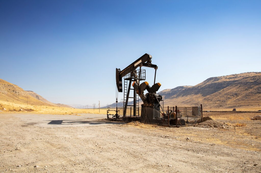 RIGI para Pluspetrol: torre de perforación petrolera en un yacimiento al atardecer