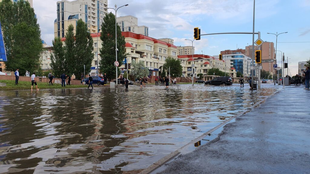 alerta por el río Uruguay: calle inundada por la crecida