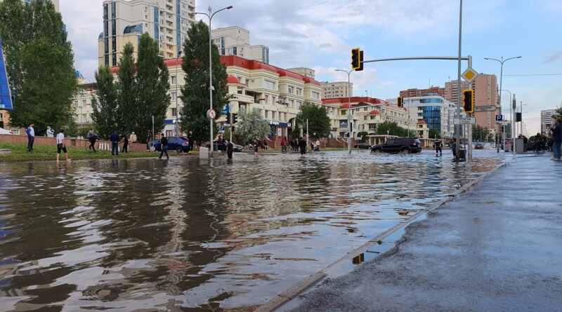 alerta por el río Uruguay: calle inundada por la crecida