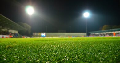 River Plate: estadio de fútbol de noche con la pelota en el centro