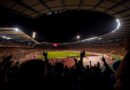 River-Racing: hinchas alentando en las tribunas de un estadio de fútbol