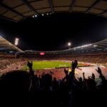 River-Racing: hinchas alentando en las tribunas de un estadio de fútbol