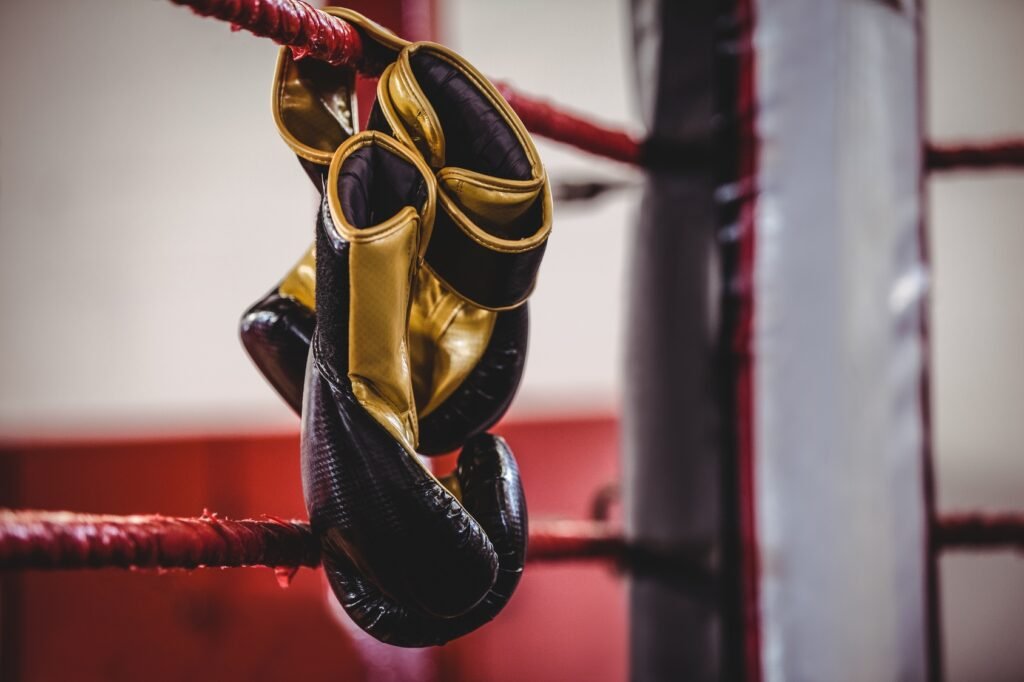 Roña Castro: guantes de boxeo colgados en el ring