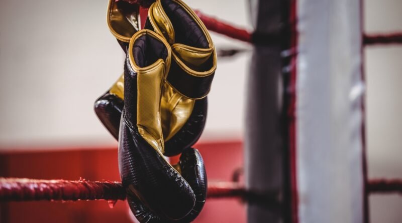 Roña Castro: guantes de boxeo colgados en el ring