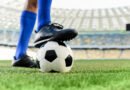 Rosario Central: botines de un futbolista dominando la pelota en el campo