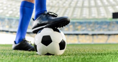 Rosario Central: botines de un futbolista dominando la pelota en el campo