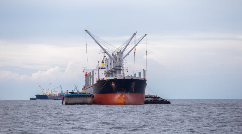 ruta a Malvinas: buque de carga navegando en el mar