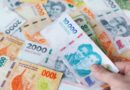 salarios: billetes de pesos argentinos de 10.000