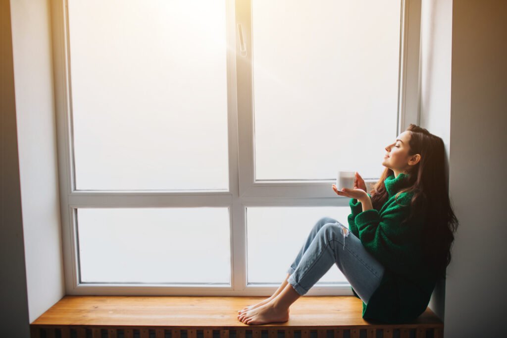 salud mental: persona serena junto a la ventana