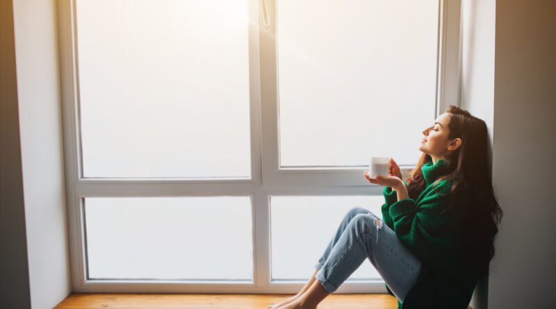 salud mental: persona serena junto a la ventana
