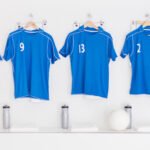Selección Argentina: camisetas de fútbol colgadas en el vestuario