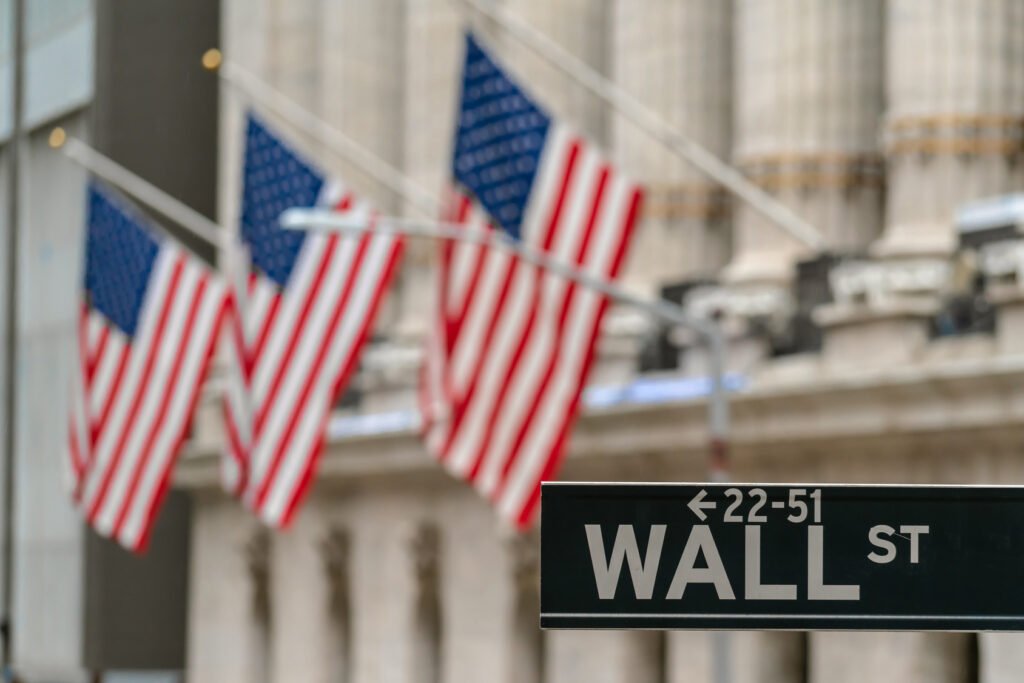 semana financiera: cartel de Wall Street frente a la bolsa de Nueva York