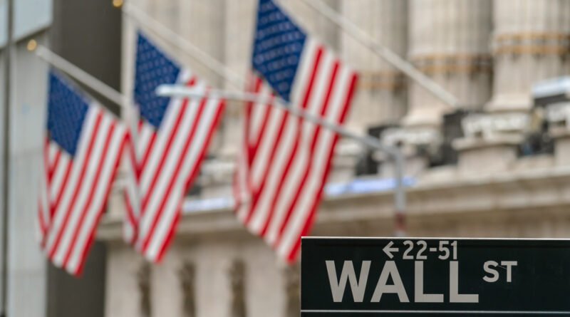 semana financiera: cartel de Wall Street frente a la bolsa de Nueva York
