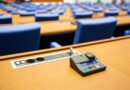 sesión en Diputados: recinto parlamentario con bancas vacías