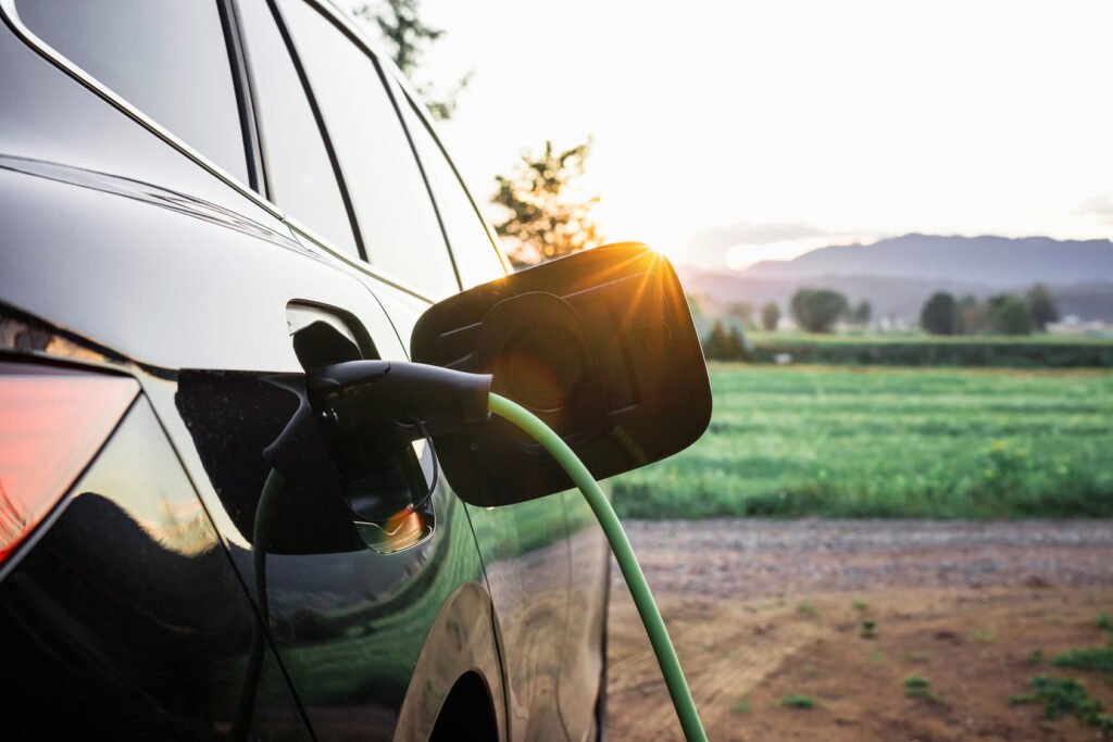 Soueast S06: SUV eléctrico cargando con el cable enchufado