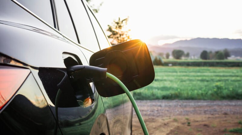 Soueast S06: SUV eléctrico cargando con el cable enchufado