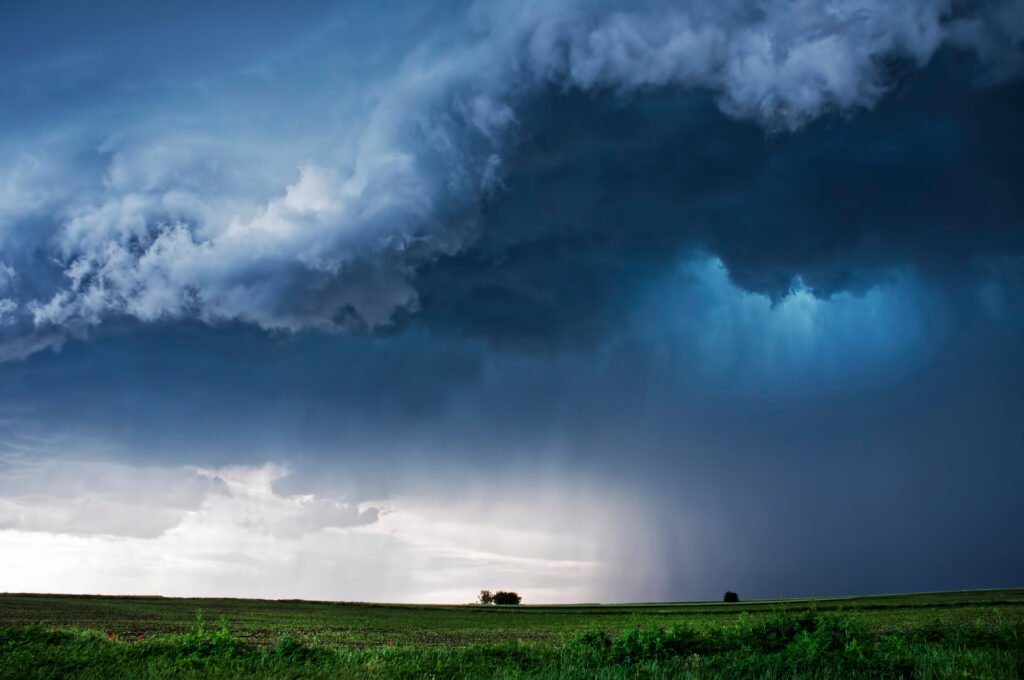 nubes de tormenta sobre campos sembrados, Súper Niño 2026