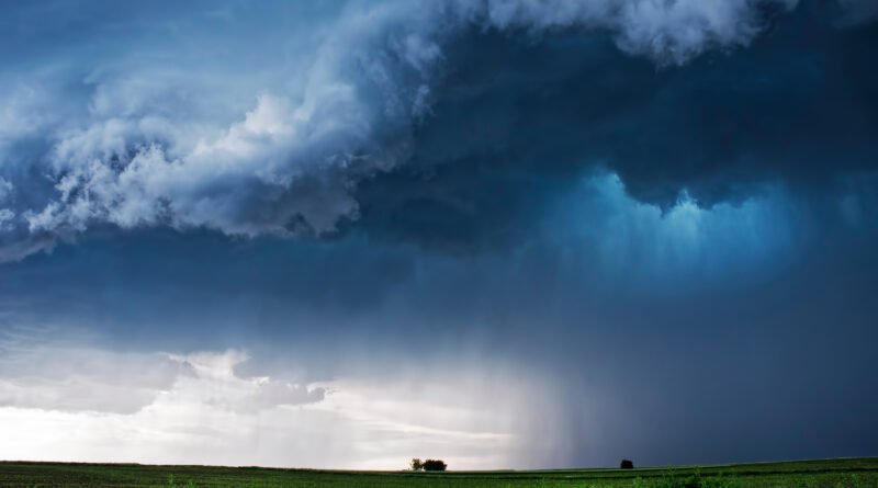 nubes de tormenta sobre campos sembrados, Súper Niño 2026